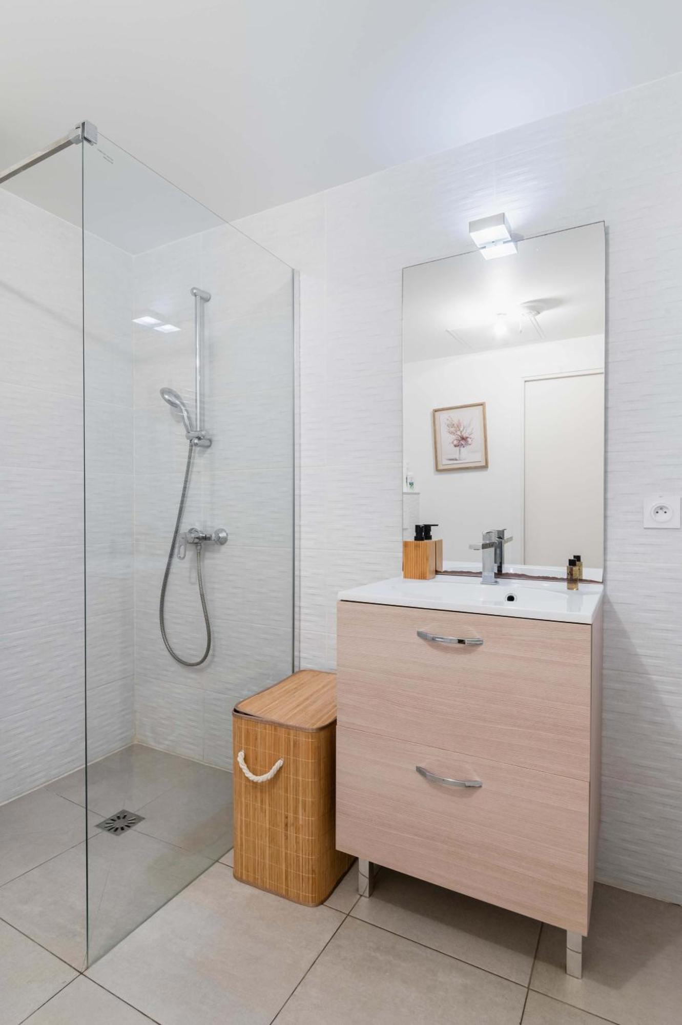 Appartement Lumineux Avec Terrasse Courbevoie - 4P - Flat-Guest Luaran gambar